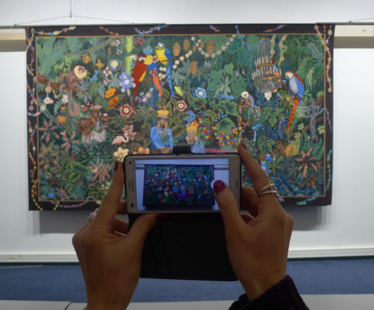 La famille dans la joyeuse verdure