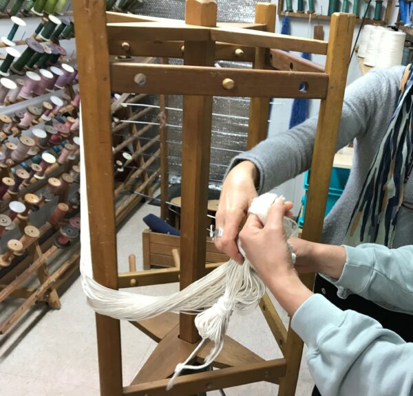 Stage de montage de la chaîne sur métier de basse-lisse et confection des lisses