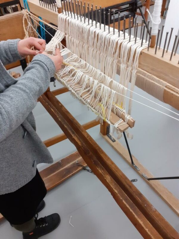 Stage de montage de la chaîne sur métier de basse-lisse et confection des lisses